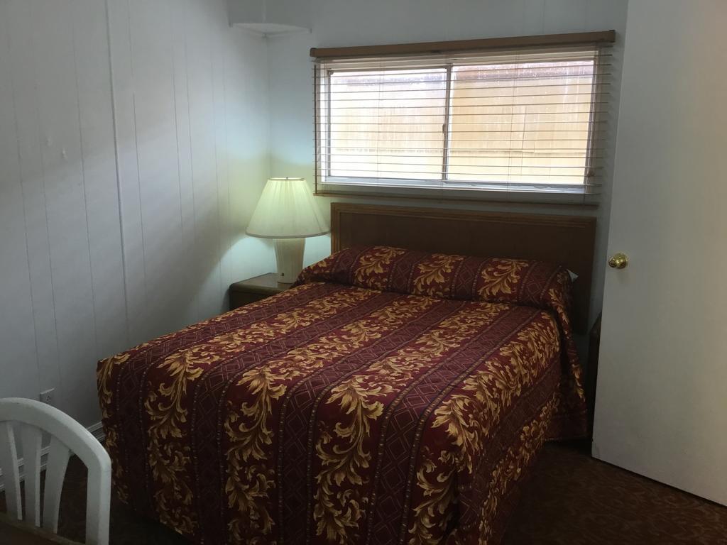Ski'S Western Motel Great Falls Buitenkant foto